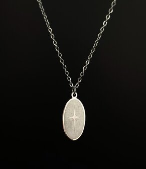 Zilverkleurige ketting met bedel 