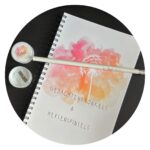 Notitieboekje met potlood en puntenslijper