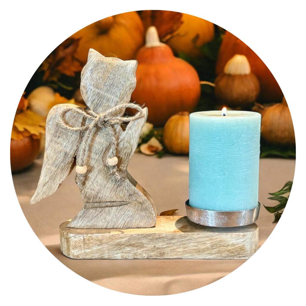 Houten engeltje met ruimte voor kaars