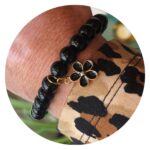 Armband | Zwart met bloemetje - Afbeelding 2