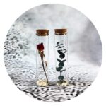 Stolpjes met roos en eucalyptus