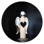 Houten engel metalen vleugels