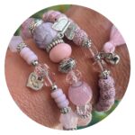 Set van drie roze armbanden