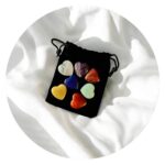 Chakrastenen hartvorm in fluwelen zakje