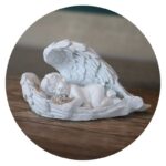 Vredig engeltje met steentje