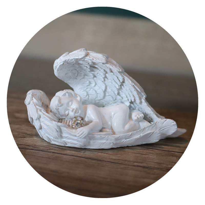 Vredig engeltje met steentje Vredig engeltje met steentje