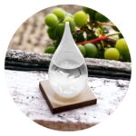 Stormglas in de vorm van een druppel op houten voet