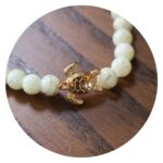 Armbandje met schildpad en vlinder