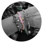 Kristallen armbandje rozenkwarts met goudkleurig hartje