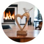 Houten hart met metalen vogeltje