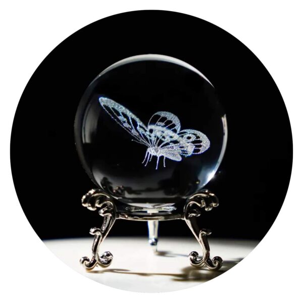 Vlindertje in glazen bol op voetje