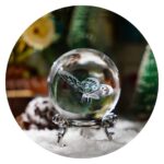 Vlindertje in glazen bol op voetje