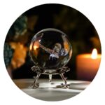 Vlindertje in glazen bol op voetje