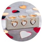 Drie lichtjes op houten blok met hartjes