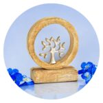 Metalen boom op mangohouten voet