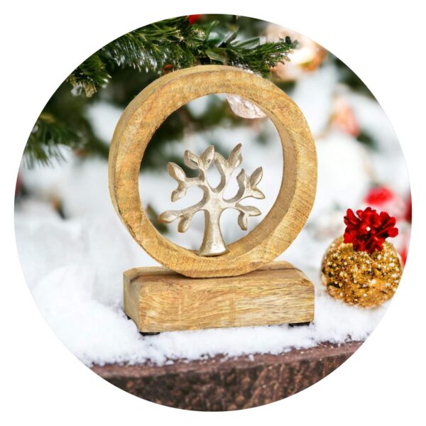 Metalen boom op mangohouten voet