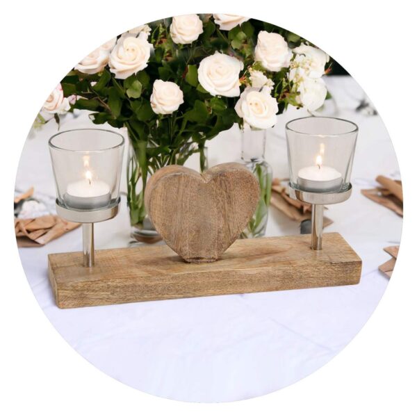 Houten hart met twee lichtjes