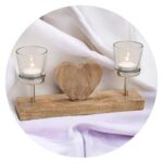 Houten hart met twee lichtjes