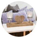 Houten hart met twee lichtjes