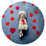 Meisje met rood hartje