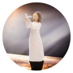 Beeldje van een meisje met vogeltje