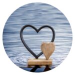 Houten en metalen hart op mangohouten voet