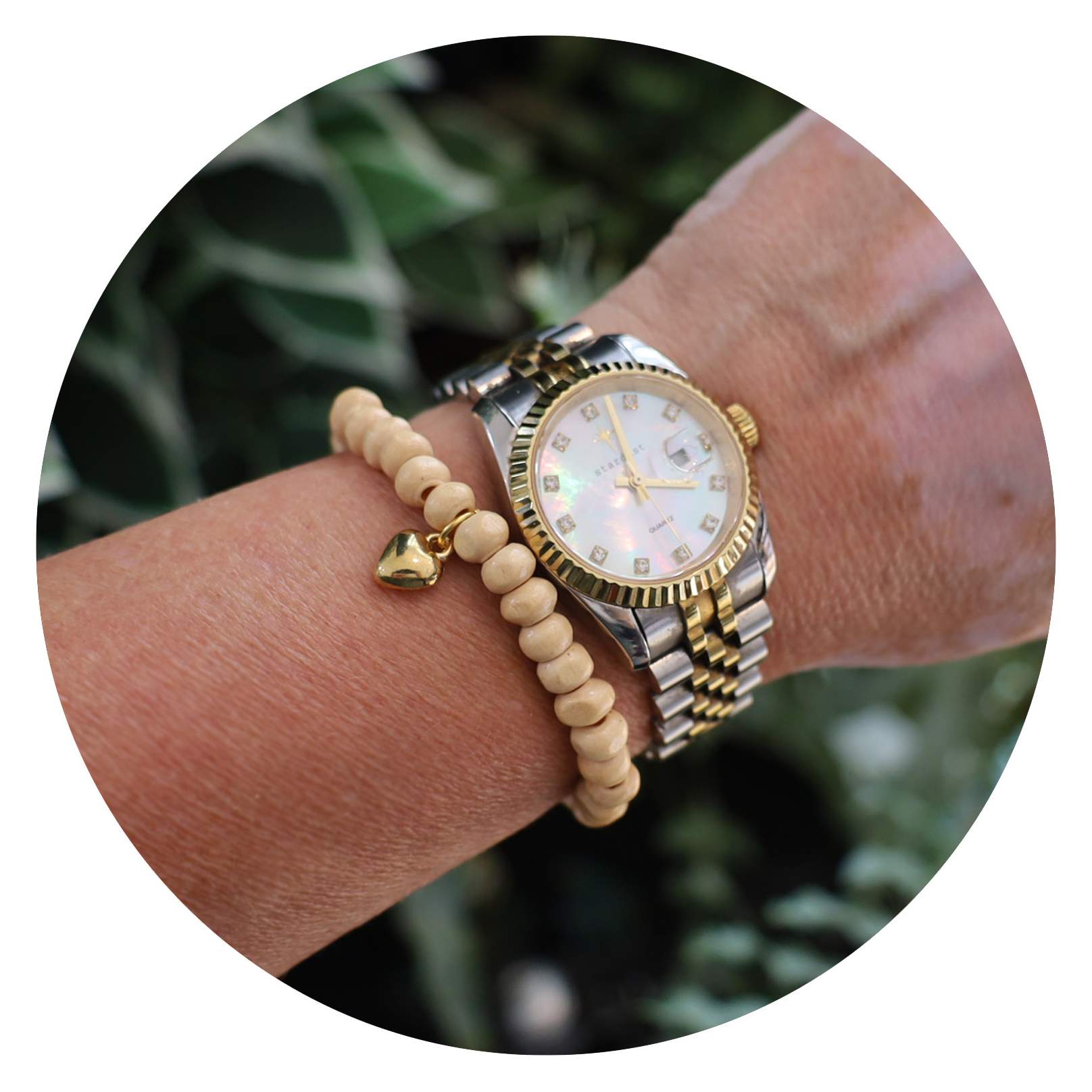 Armbandje Houten kraal met gouden hartje Armbandje Houten kraal met gouden hartje