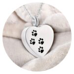 Urnketting met pootafdrukken