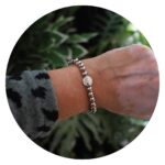 Armband zilverkleurige kralen achterkant