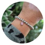 Armband zilverkleurige kralen met roze steentje