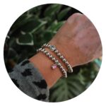 Armband zilverkleurige kralen met roze steentje
