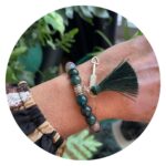 Armband donkergroen met kwastje en bedel