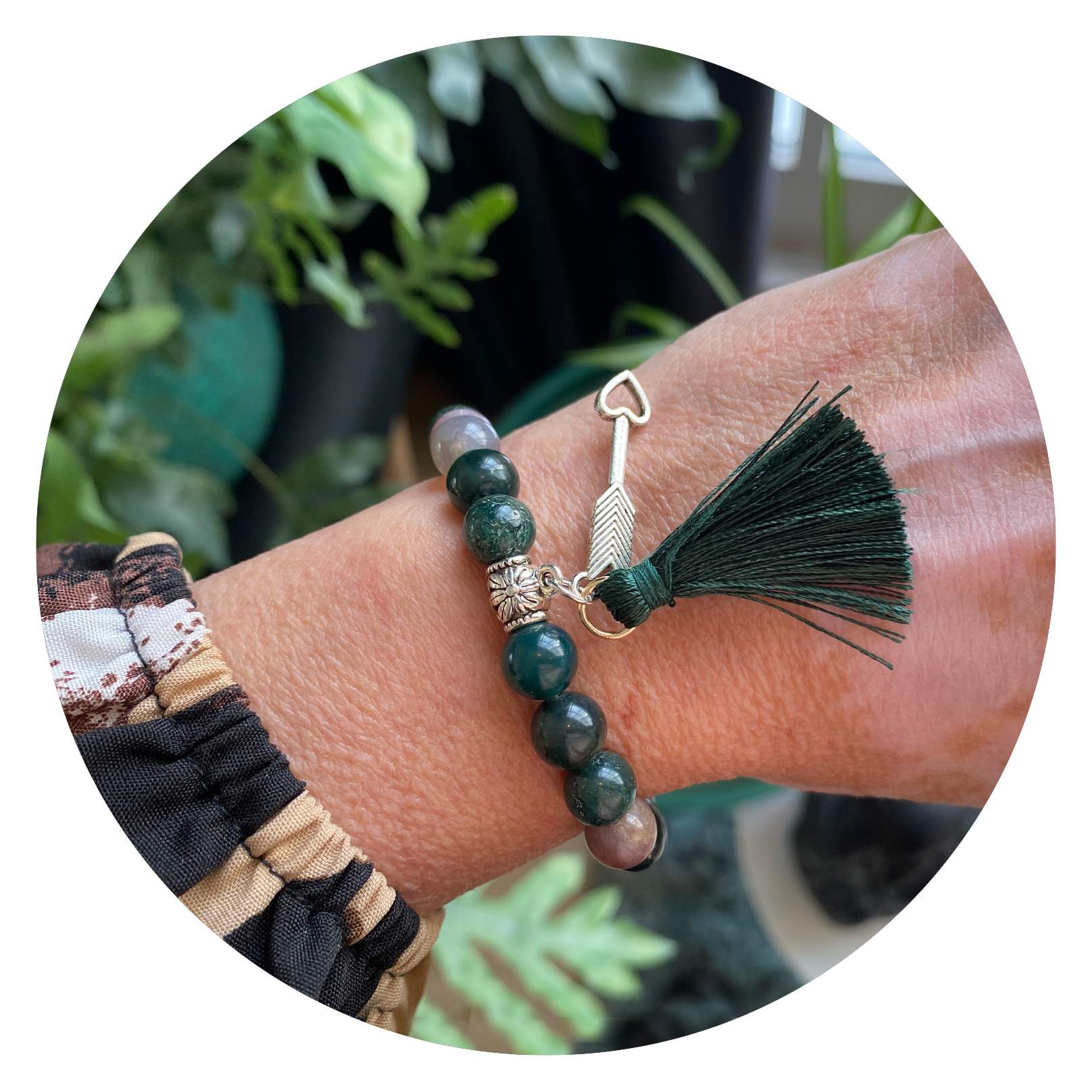 Armband donkergroen met kwastje en bedel Armband donkergroen met kwastje en bedel