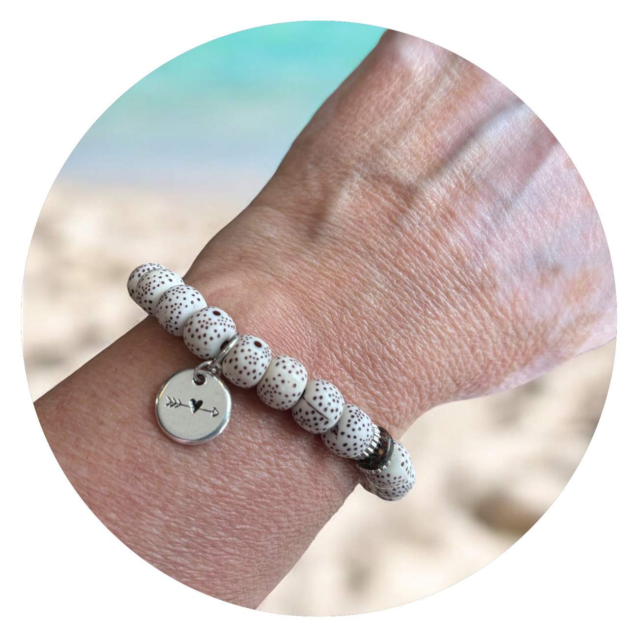 Armband gespikkeld met hartje Armband gespikkeld met hartje