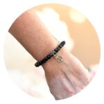 Armband met hoekige zwarte houten kralen en ankertje