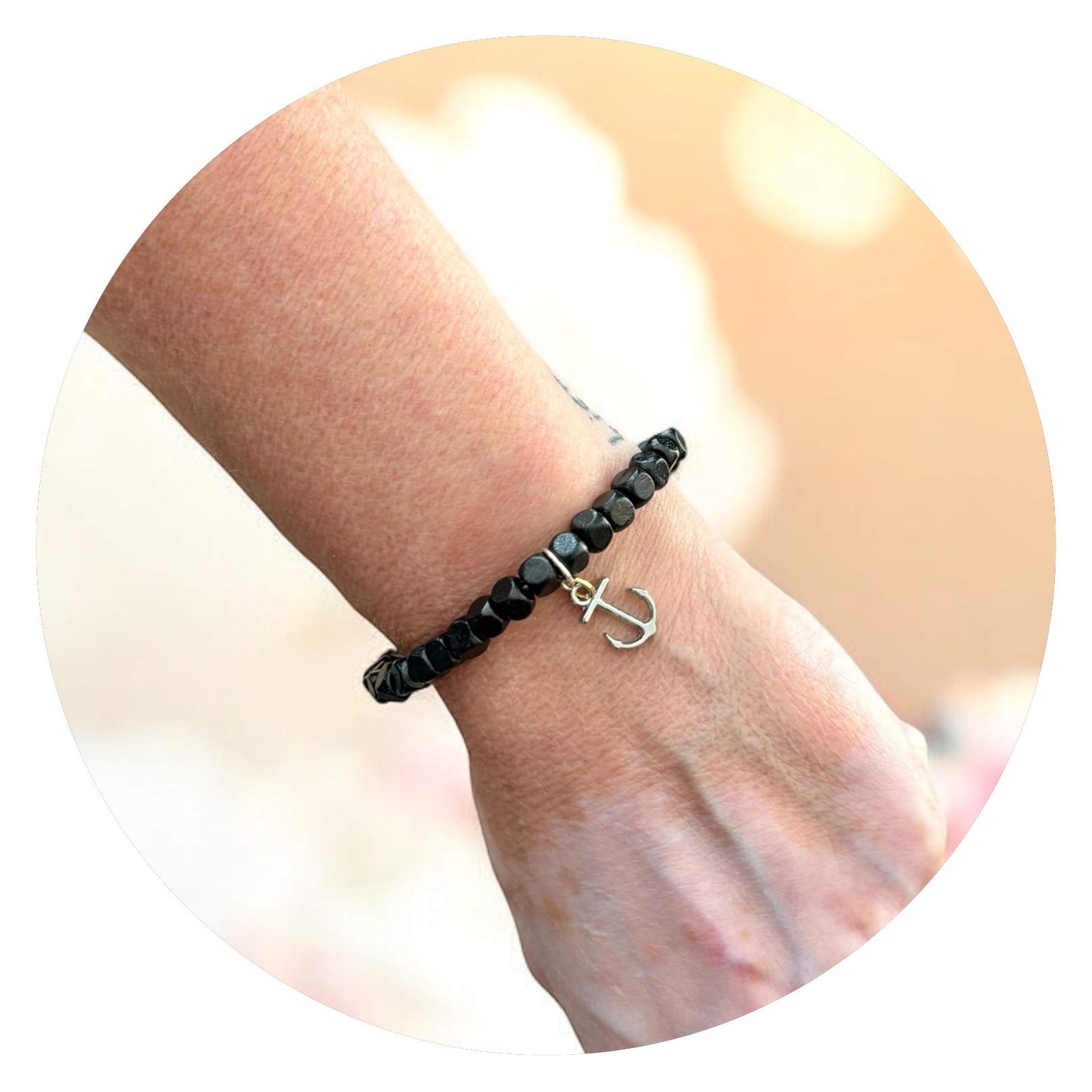 Armband met hoekige zwarte houten kralen en ankertje Armband met hoekige zwarte houten kralen en ankertje