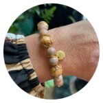 Armband roze gemarmerd en hout met pluis