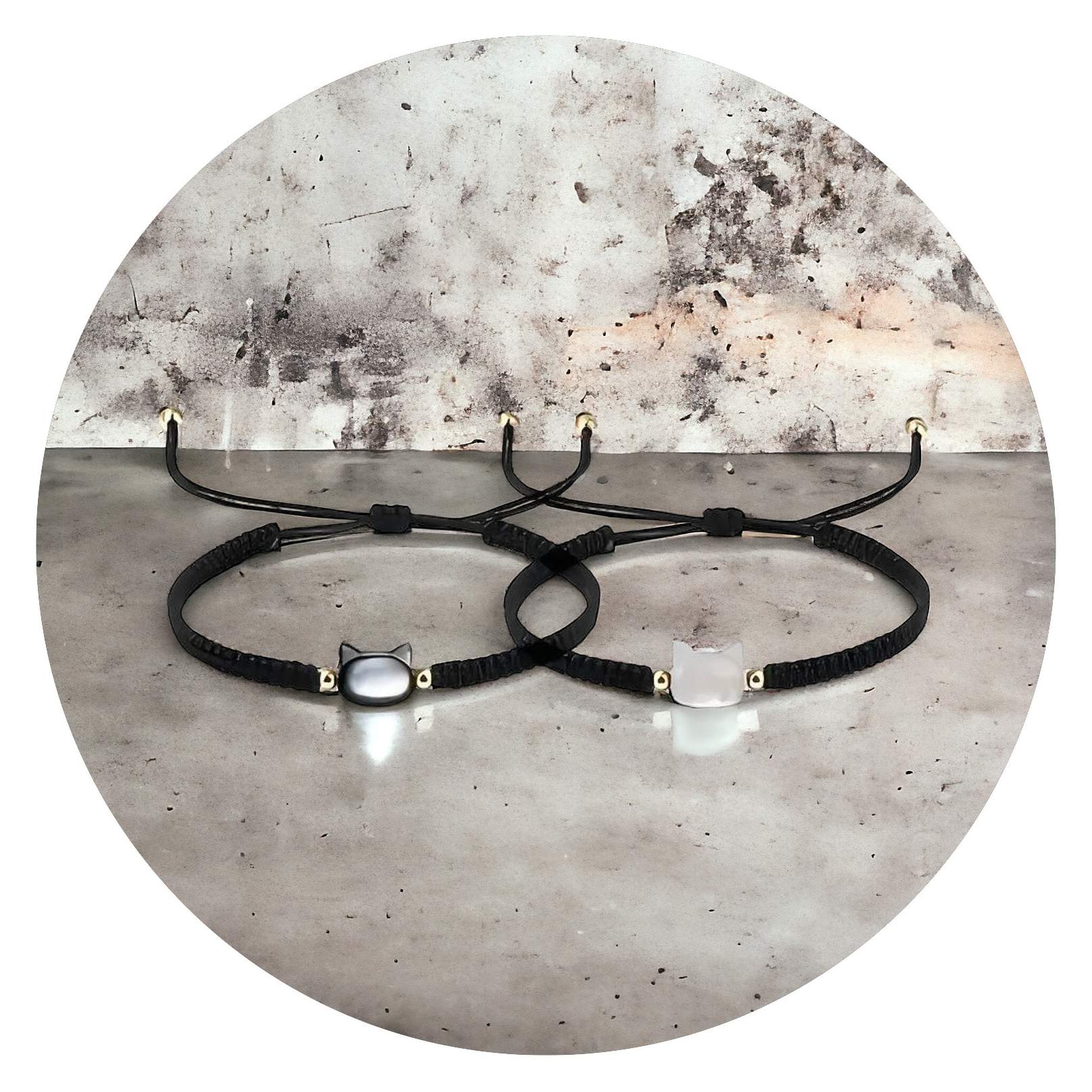 Geknoopt armbandje met kattenkopje wit of antractiet gemarmerd Geknoopt armbandje met kattenkopje wit of antractiet gemarmerd