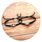 Geknoopt armbandje met kattenkopje wit of antractiet gemarmerd