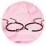 Geknoopt armbandje met kattenkopje wit of antractiet gemarmerd