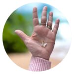 Goudkleurige ketting met parelmoeren vlindertje