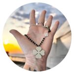 Ketting met facetkralen en stainless steel klaver