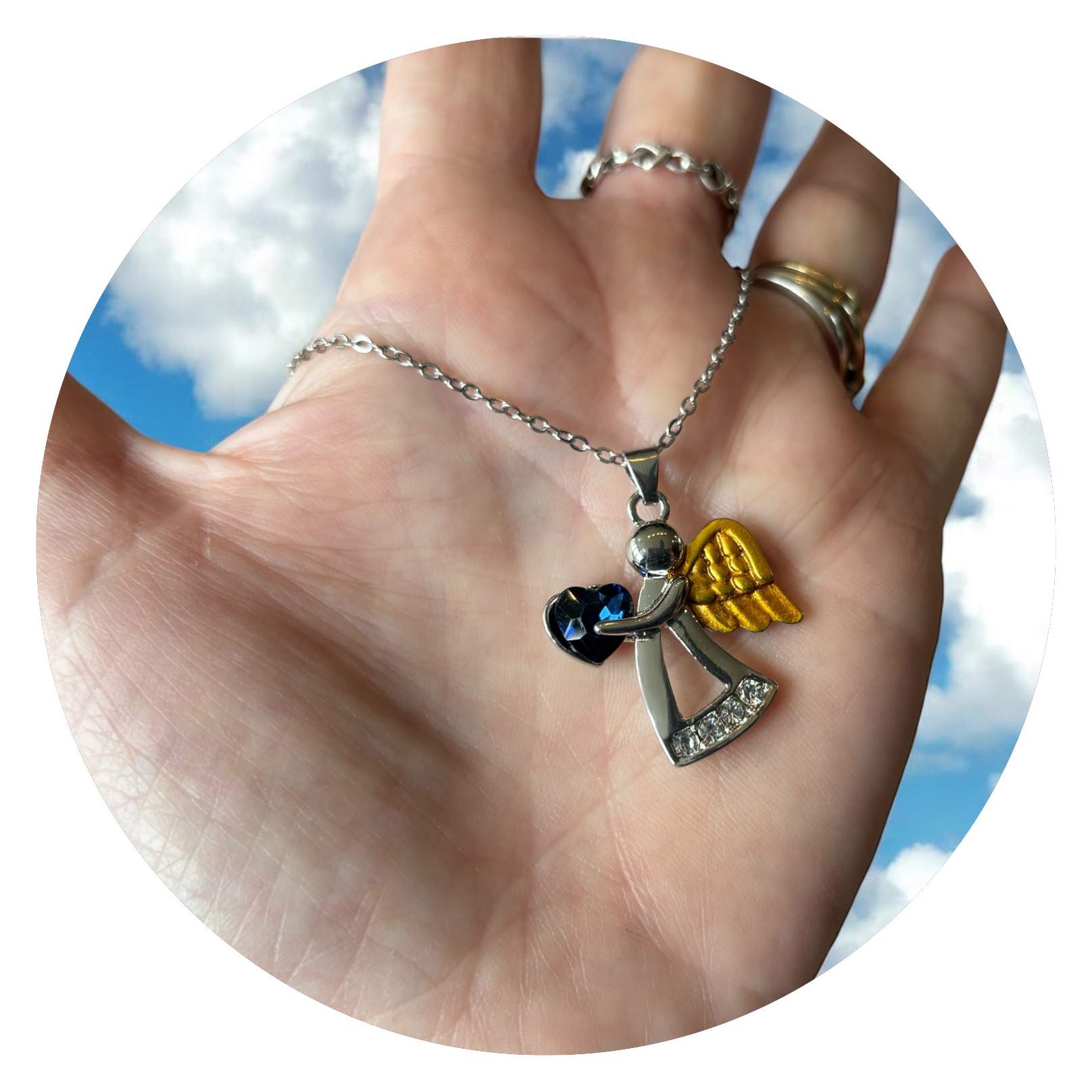 Ketting met zilverkleurig engeltje en goudkleurige vleugels en blauw steentje Ketting met zilverkleurig engeltje en goudkleurige vleugels en blauw steentje