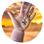 Ketting met zilverkleurig engeltje en goudkleurige vleugels en blauw steentje