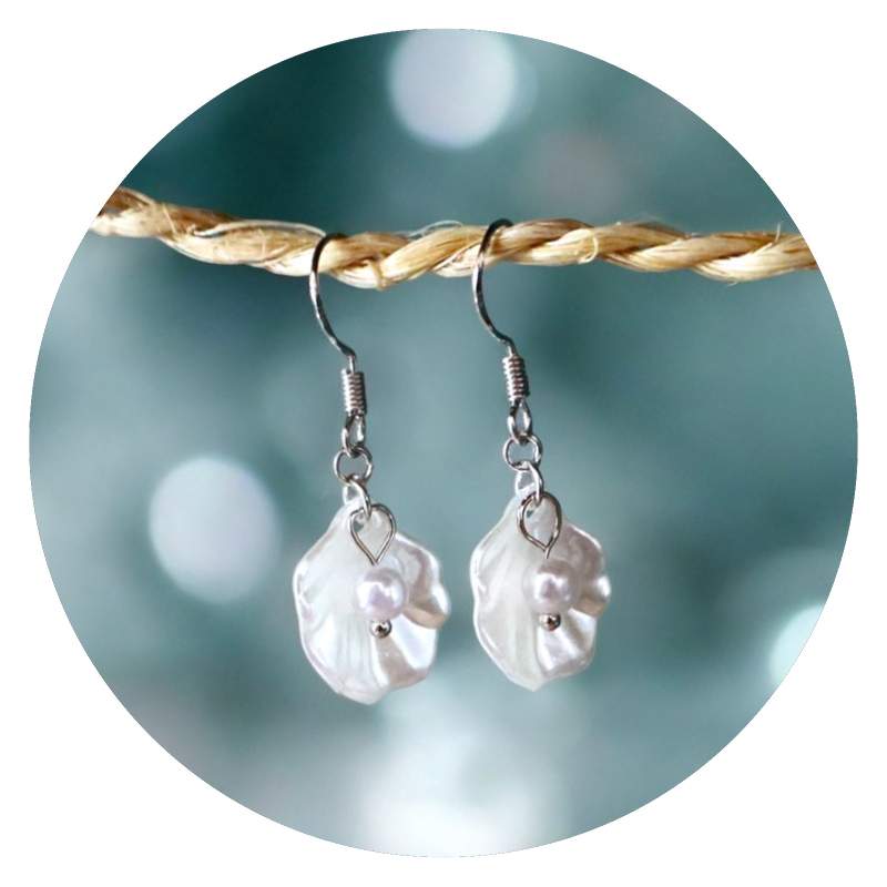 Oorbellen schelp met pareltje Oorbellen schelp met pareltje