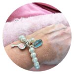 Parelarmband met voetje en sleutel