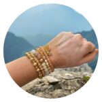 Set van vijf goudkleurige armbanden