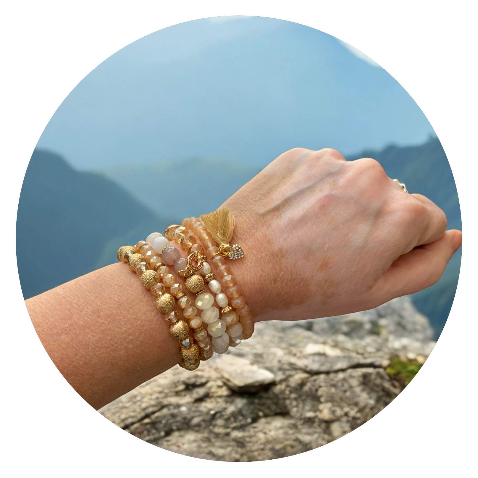 Set van vijf goudkleurige armbanden Set van vijf goudkleurige armbanden