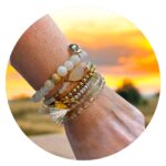 Set van zes armbanden goud en creme