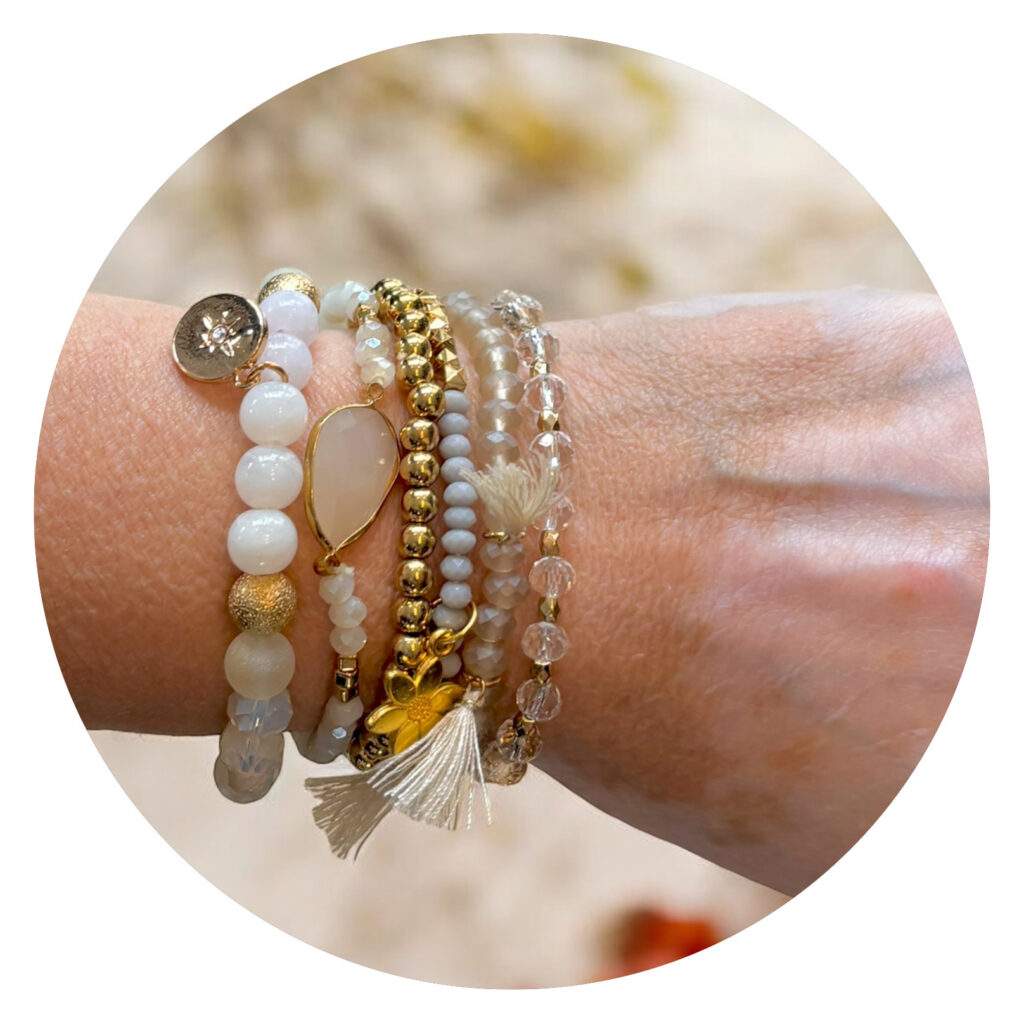 Set van zes armbanden goud en creme